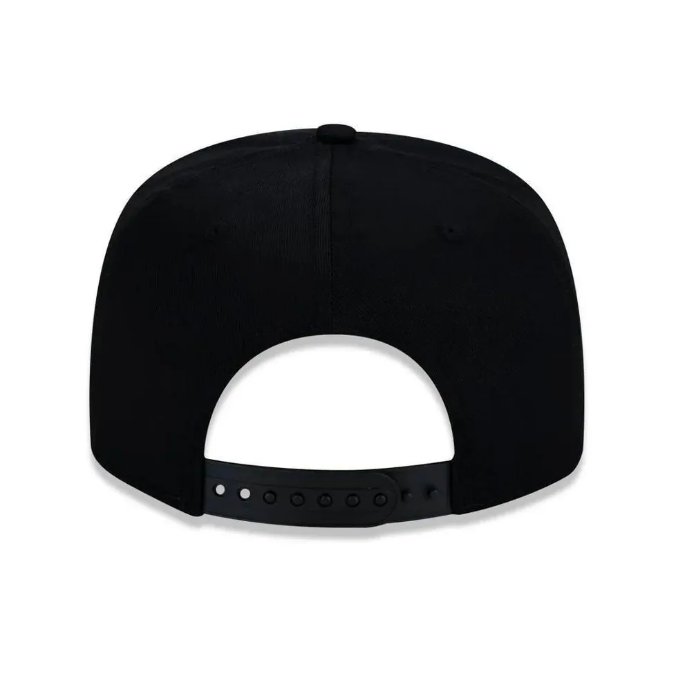 Boné New Era 9FORTY preto com ajuste snapback visto por trás